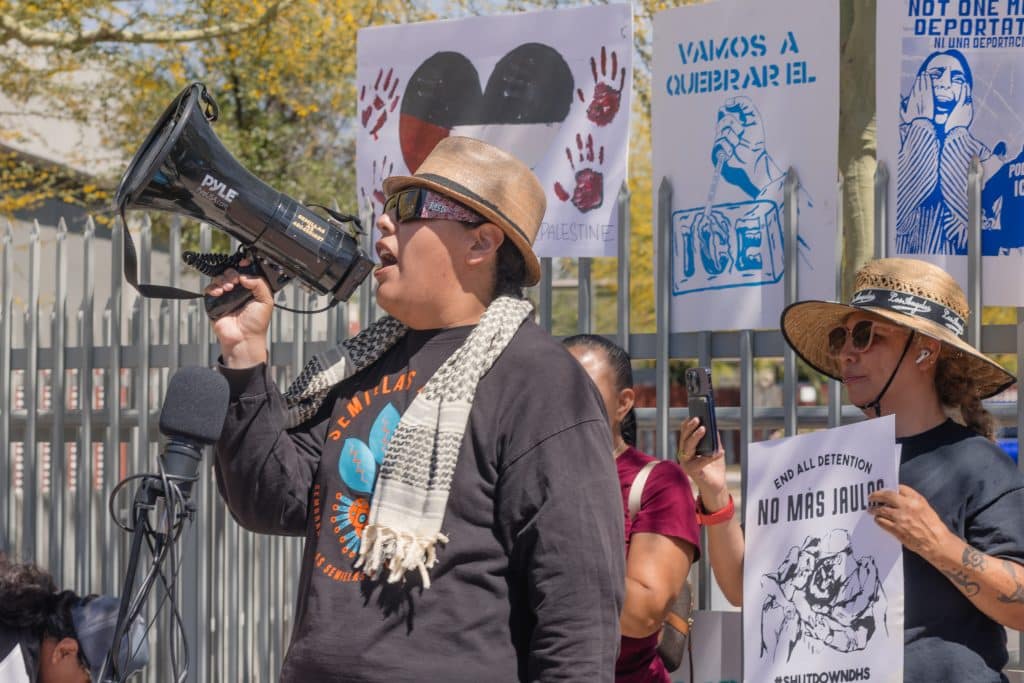 Joel Cornejo durante la rueda de prensa afuera de las oficinas de ICE en Phoenix.